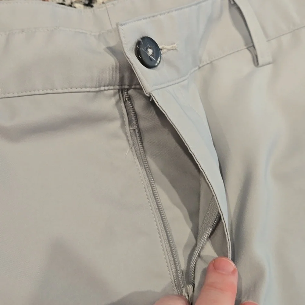 ADIDAS CLIMALITE GOLF SHORTS FLAT FRONT.. SIZE 32. LIGHT GREY.
